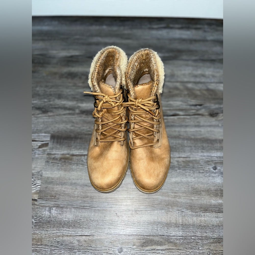 Tan boots (Cliffs by white mountain) size 10